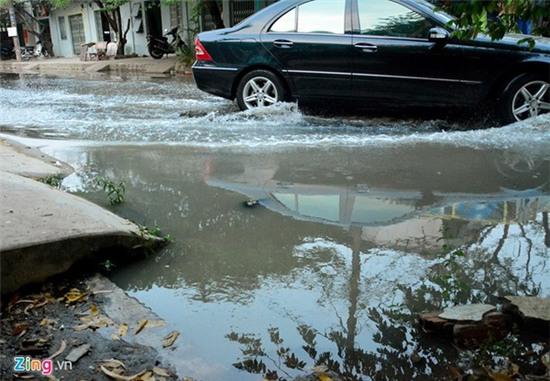 Nước ngập nhiều màu, nồng nặc mùi hóa chất ở Sài Gòn - Ảnh 4.