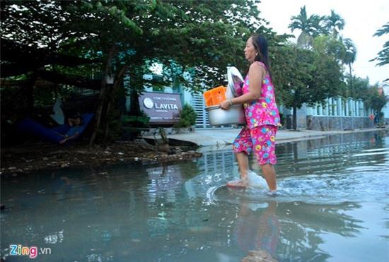 Nước ngập nhiều màu, nồng nặc mùi hóa chất ở Sài Gòn - Ảnh 5.