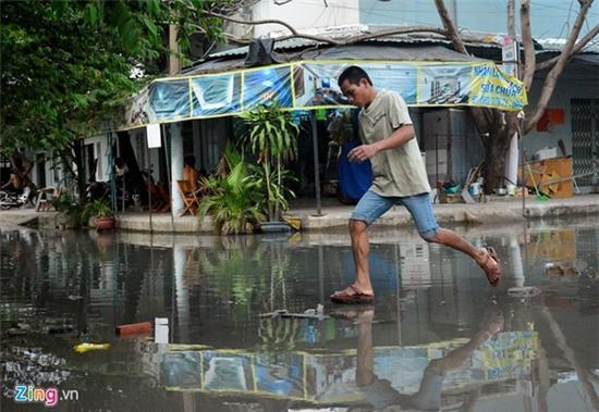 Nước ngập nhiều màu, nồng nặc mùi hóa chất ở Sài Gòn - Ảnh 7.