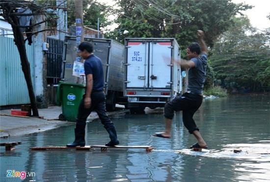 Nước ngập nhiều màu, nồng nặc mùi hóa chất ở Sài Gòn - Ảnh 8.