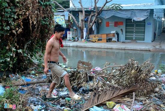 Nước ngập nhiều màu, nồng nặc mùi hóa chất ở Sài Gòn - Ảnh 9.