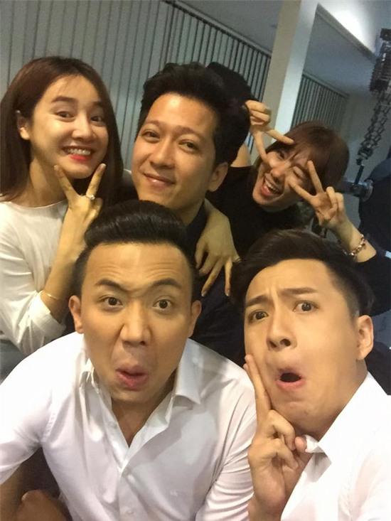 Trấn Thành - Hari Won nhắng nhít selfie cùng Trường Giang - Nhã Phương - Ảnh 1.