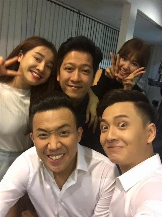 Trấn Thành - Hari Won nhắng nhít selfie cùng Trường Giang - Nhã Phương - Ảnh 3.