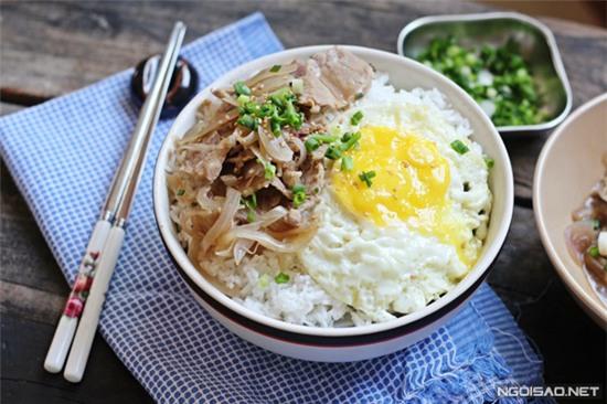 thit-heo-xao-hanh-nhanh-gon