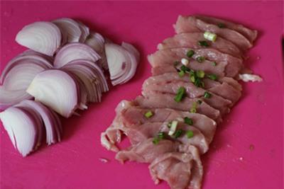 thit-heo-xao-hanh-nhanh-gon-1