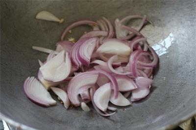 thit-heo-xao-hanh-nhanh-gon-2