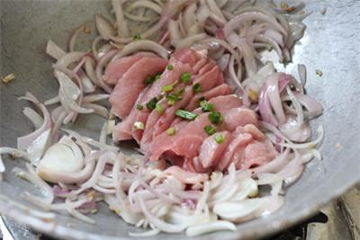 thit-heo-xao-hanh-nhanh-gon-3