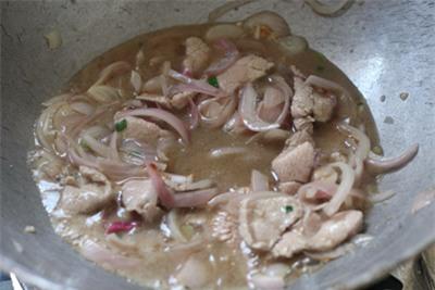 thit-heo-xao-hanh-nhanh-gon-4