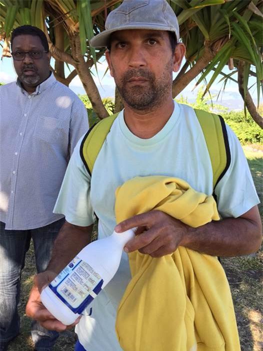Ông Johnny Begue, người phát hiện cả hai mảnh vỡ nghi của MH370 trên đảo Reunion. Ảnh: NBC News