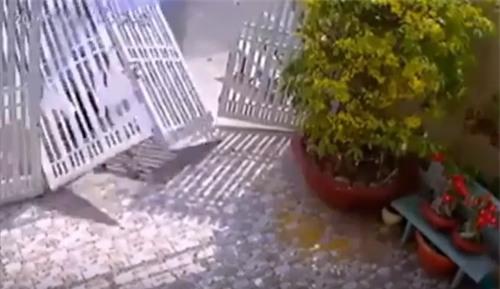 Hy hữu: Tên trộm cạy khóa cổng bị cửa đè gãy chân ở Sài Gòn - Ảnh 3.