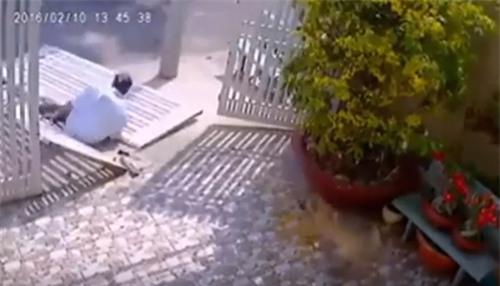 Hy hữu: Tên trộm cạy khóa cổng bị cửa đè gãy chân ở Sài Gòn - Ảnh 4.
