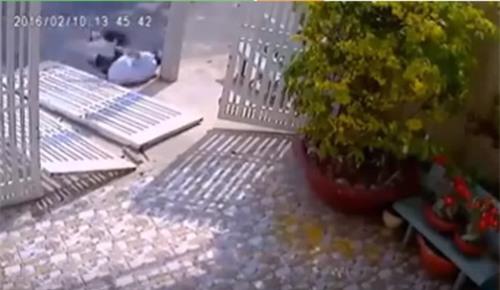 Hy hữu: Tên trộm cạy khóa cổng bị cửa đè gãy chân ở Sài Gòn - Ảnh 5.