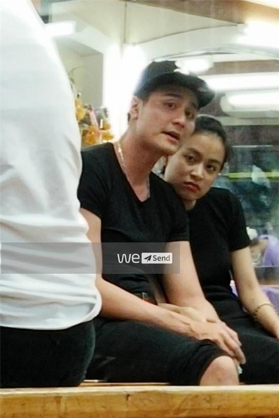 Hoàng Thùy Linh - Vĩnh Thụy diện đồ đôi, ôm nhau tình tứ ở Thái Lan - Ảnh 2.