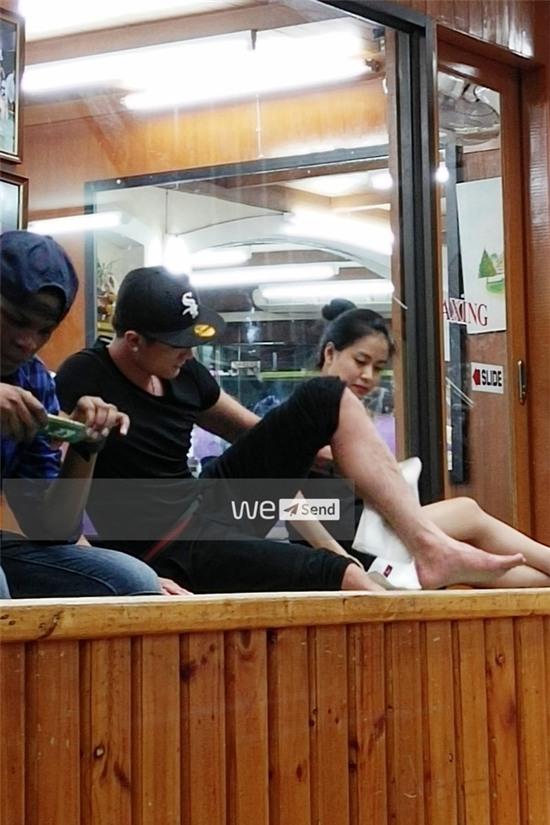 Hoàng Thùy Linh - Vĩnh Thụy diện đồ đôi, ôm nhau tình tứ ở Thái Lan - Ảnh 7.