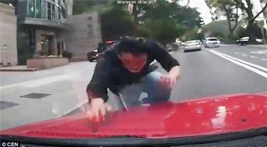 tq: lao dau vo kinh o to dang chay vi bi 