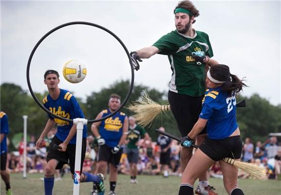 Những môn thể thao lạ lùng hấp dẫn du khách