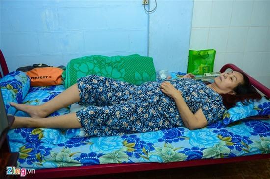 Nghệ sĩ Hoàng Lan nhập viện mổ cột sống để cứu đôi chân