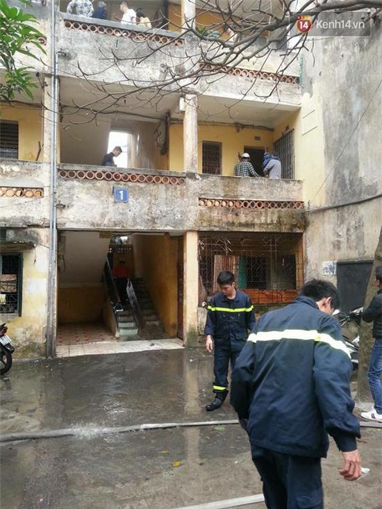 Hà Nội: Nam thanh niên chém vào đầu người phụ nữ bán gạo rồi cố thủ trong phòng - Ảnh 2.