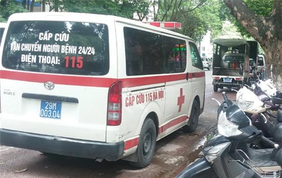 Xe cấp cứu bất lực dù cách nạn nhân 1m - Ảnh 1.