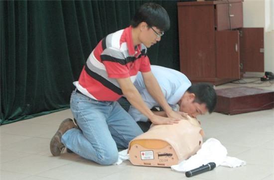 Xe cấp cứu bất lực dù cách nạn nhân 1m - Ảnh 2.