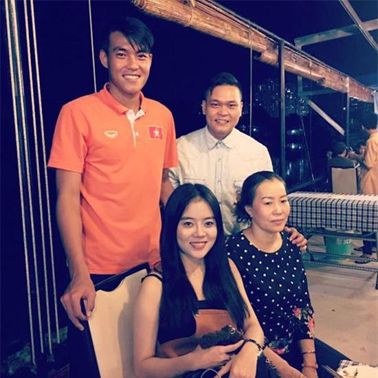 cau-thu-viet-lang-man-ben-ban-gai-dip-8-3-1