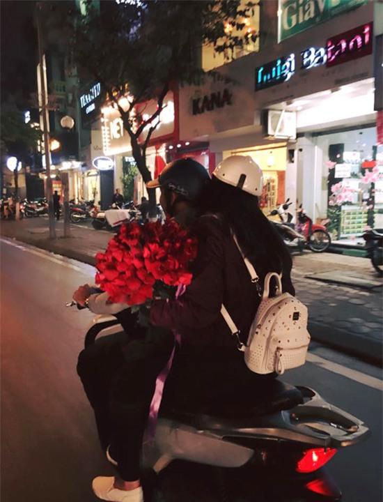 cau-thu-viet-lang-man-ben-ban-gai-dip-8-3-2