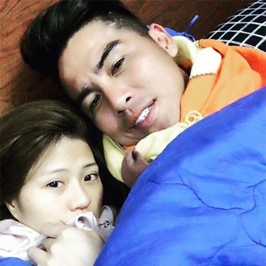 cau-thu-viet-lang-man-ben-ban-gai-dip-8-3-4