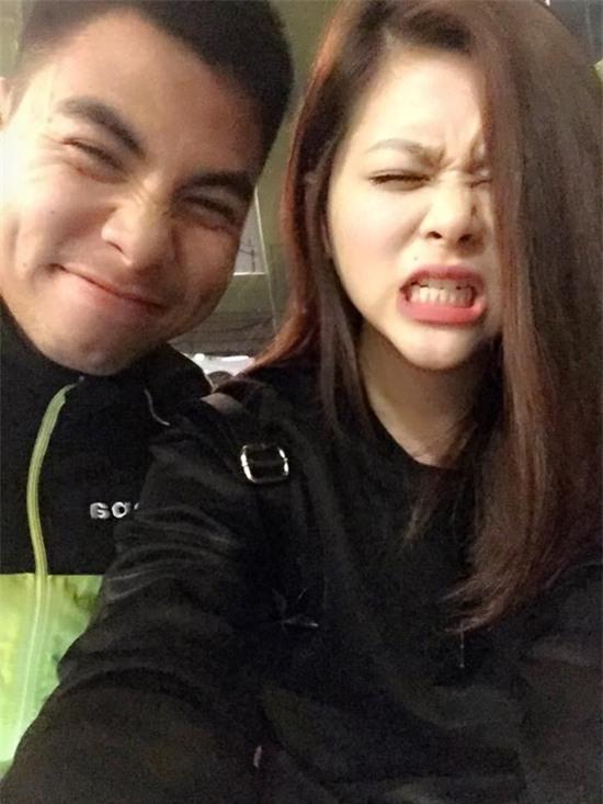 cau-thu-viet-lang-man-ben-ban-gai-dip-8-3-5