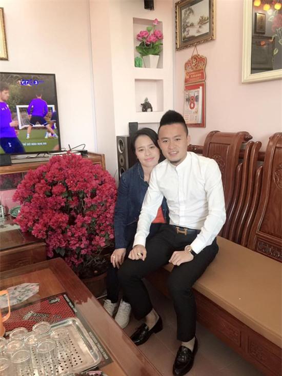 cau-thu-viet-lang-man-ben-ban-gai-dip-8-3-8