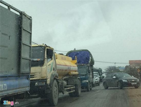 Giao thông tê liệt quanh cây cầu bị đâm nát dầm