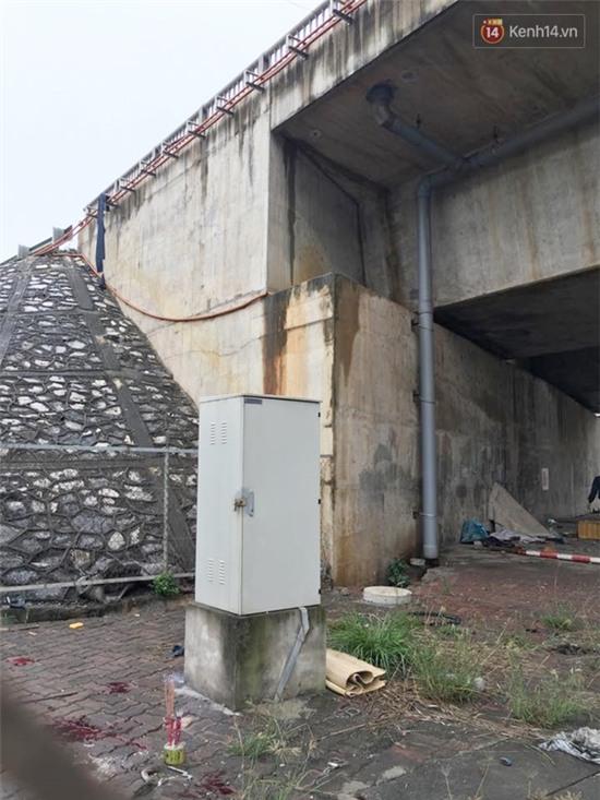 Hà Nội: Nam thanh niên chạy xe máy lên cầu Lĩnh Nam rồi rơi xuống đất, tử vong tại chỗ - Ảnh 1.