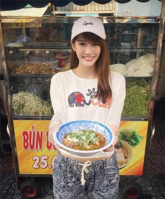 Loạt ảnh du lịch Sài Gòn của hot girl Malaysia khiến fan Việt thích thú - Ảnh 2.