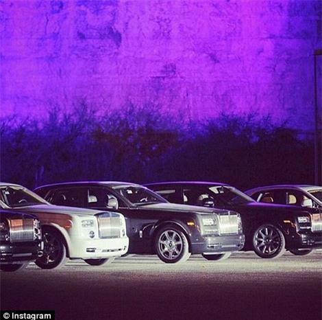  Dàn siêu xe Rolls Royce hộ tống nhà Henry đến bữa tiệc. 