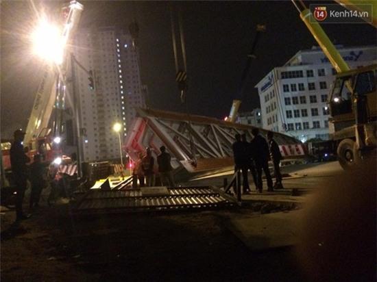 Hà Nội: Dầm thép khổng lồ rơi chắn ngang đường Trần Duy Hưng giữa đêm khuya - Ảnh 4.