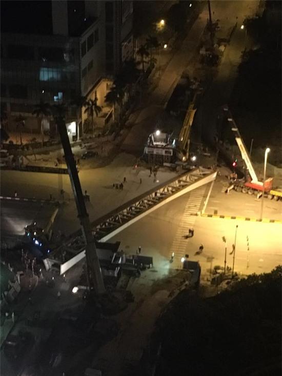 Hà Nội: Dầm thép khổng lồ rơi chắn ngang đường Trần Duy Hưng giữa đêm khuya - Ảnh 6.