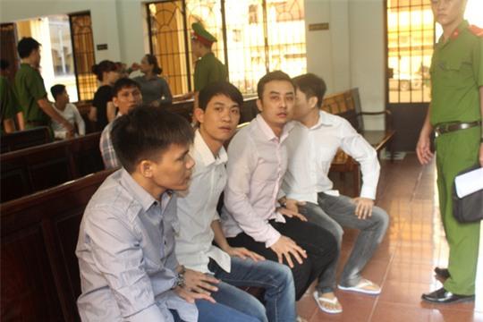 Các cựu cầu thủ ngóng chờ người thân