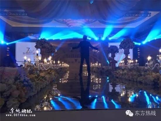 dam-cuoi-tang-iphone-ipad-cho-khach-moi-1