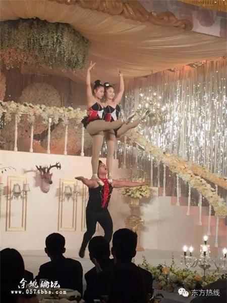 dam-cuoi-tang-iphone-ipad-cho-khach-moi-3