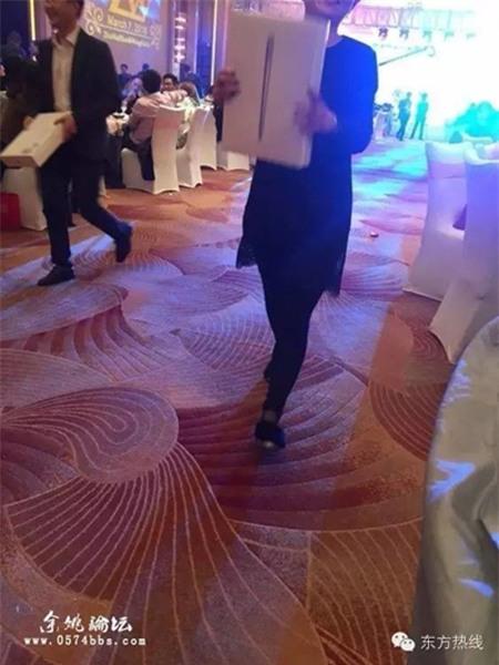 dam-cuoi-tang-iphone-ipad-cho-khach-moi-8