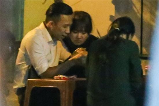 Trấn Thành - Hari Won tay trong tay đi ăn khuya