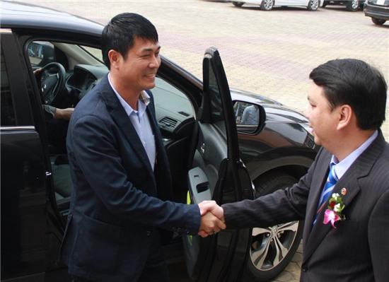 HLV Hữu Thắng được bố trí xe riêng để tiện cho việc di chuyển, làm việc trong thời gian ở Hà Nội.