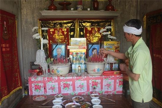 Thương cháu bé 4 tuổi mất cả bố lẫn mẹ sau tai nạn - Ảnh 1.