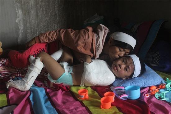 Thương cháu bé 4 tuổi mất cả bố lẫn mẹ sau tai nạn - Ảnh 2.