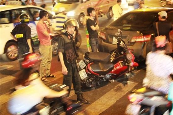 Xe Camry đâm liên hoàn giữa giao lộ Sài Gòn