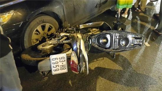 Xe Camry đâm liên hoàn giữa giao lộ Sài Gòn