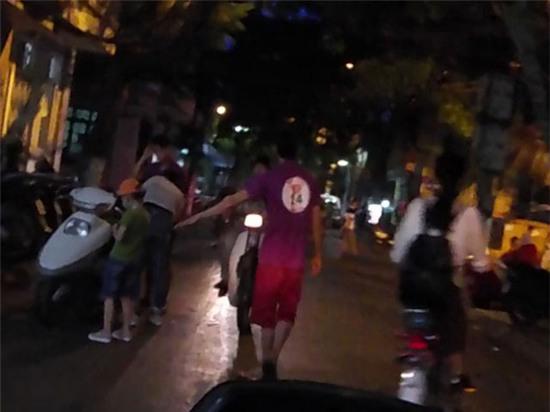 Làm “trai vẫy” có thể bị phạt tù - Ảnh 1.