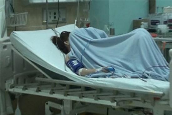 Ngân đang được chăm sóc, giám sát 24/24 tại bệnh viện. Ảnh: Chí Thạch