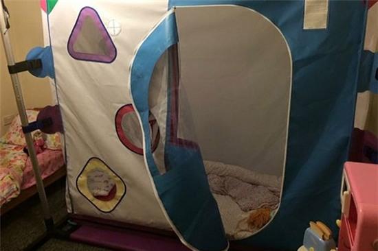 Ban đêm cô bé phải ngủ trong một chiếc giường chuyên dụng.