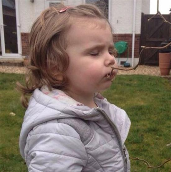 Gia đình luôn phải để mắt đến cô bé mọi lúc.