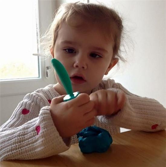 Cô bé được chăm sóc ở một trung tâm giáo dục đặc biệt.